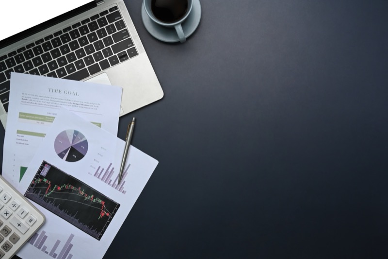 テキスト、画像、PDFなど様々なドキュメントが積み上げられた様子